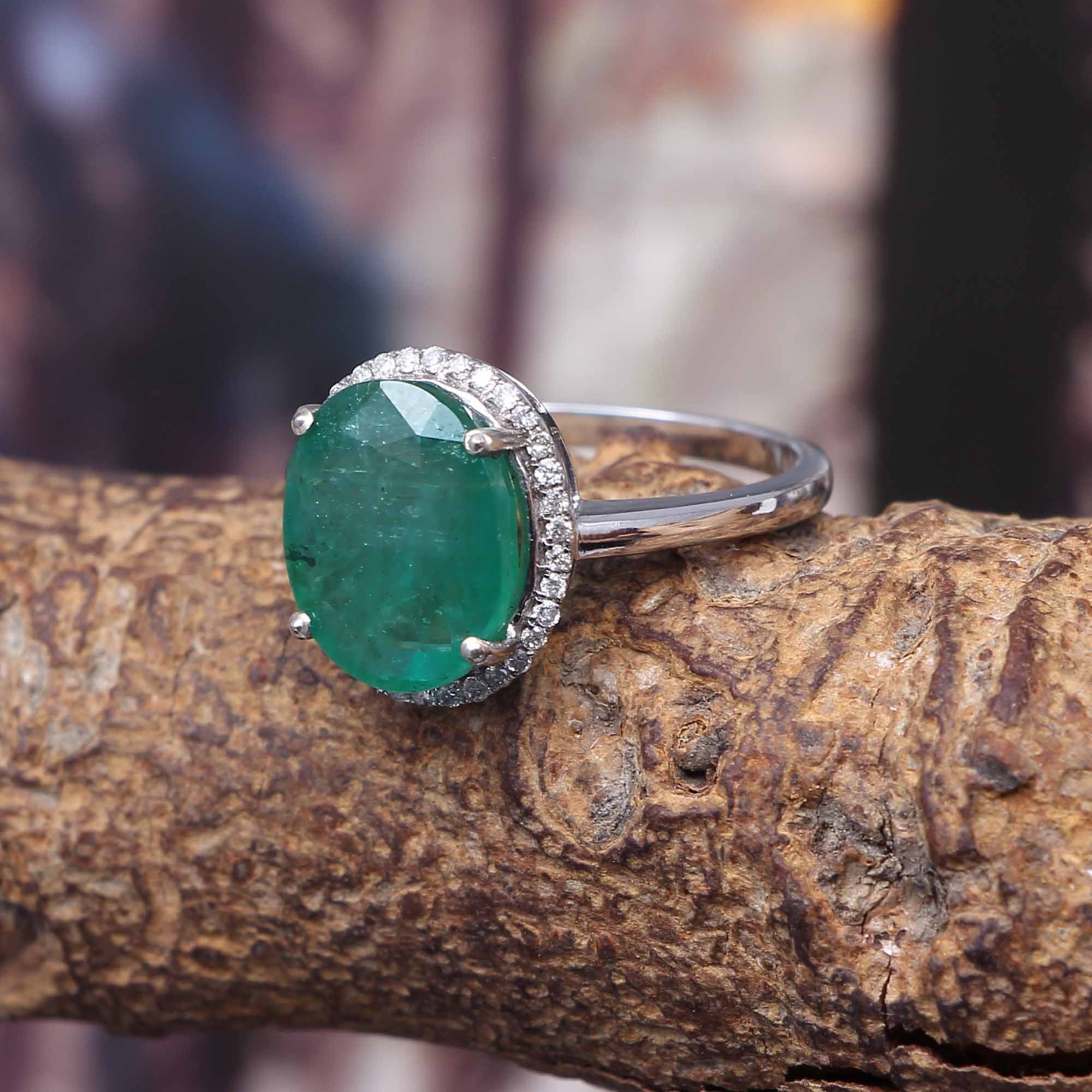 Special Eye Shape Emerald Ring In Silver