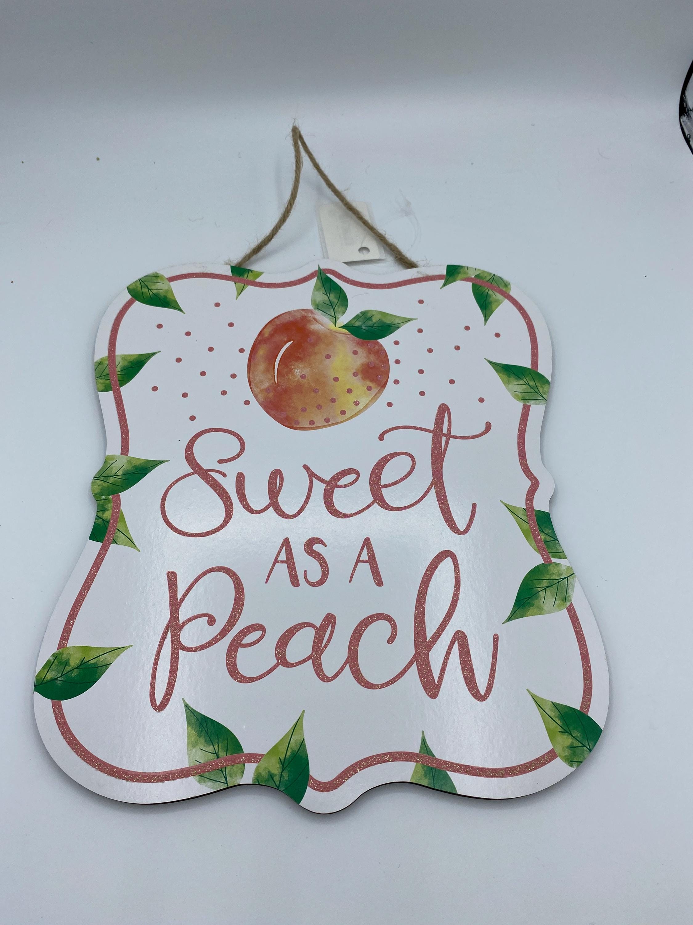 高さ 10.5 インチ x 長さ 9 インチ MDF「Sweet As A Peach」サイン