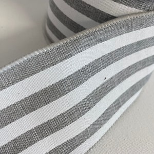 2,5" X 10 yd Wstążka w pionowe paski - Jasnoszary / Biały - R24840-10