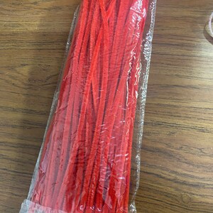 Puede incluir: Una bolsa de pl&aacute;stico transparente llena de una gran cantidad de limpiapipas rojos. Los limpiapipas est&aacute;n agrupados y listos para proyectos de manualidades.