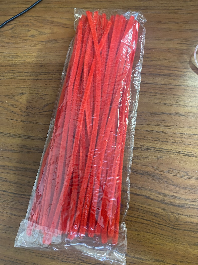 Puede incluir: Una bolsa de pl&aacute;stico transparente llena de una gran cantidad de limpiapipas rojos. Los limpiapipas est&aacute;n agrupados y listos para proyectos de manualidades.