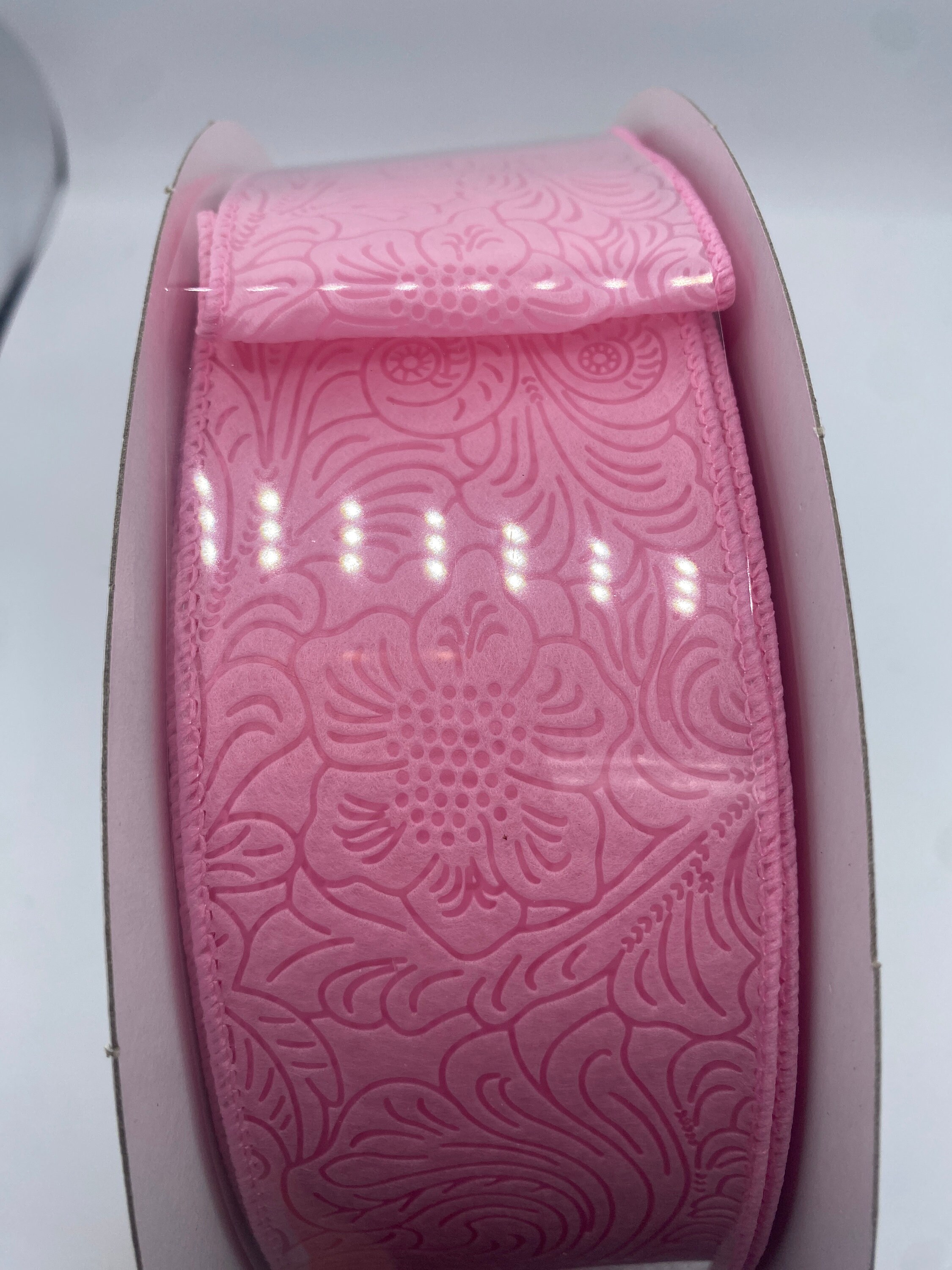 2.5”X 50Yd ピンクフラワーエンボスワイヤーリボン - RJ33740-03