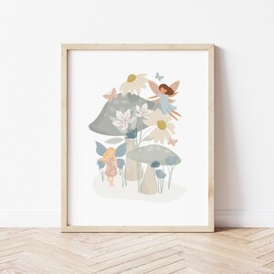 Puede incluir: Una impresión artística enmarcada con una ilustración caprichosa de hadas, setas y flores en suaves colores pastel. La obra de arte incluye margaritas, mariposas y dos hadas, una rubia y otra morena.
