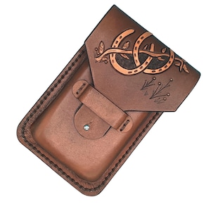 Funda para teléfono con diseño de silla de montar y herraduras de cuero repujado a mano en color marrón medio