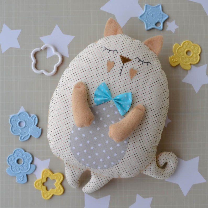 Подушки сплюшки своими руками выкройки фото схемы. Подушка сплюшка кот. Игрушка сплюшка сплюшка. Плюшки игрушки. Мягкие игрушки сплюшки.