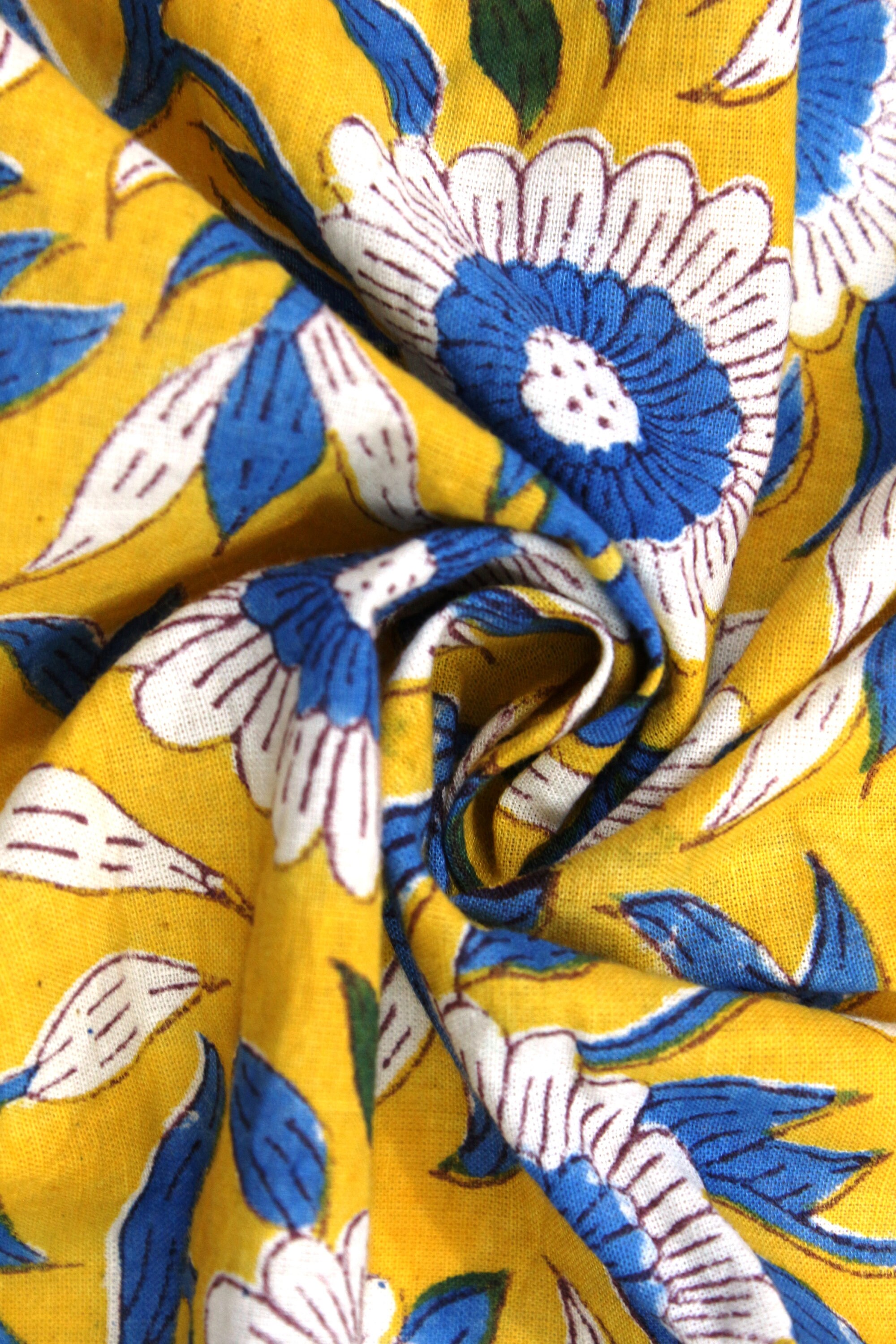 Tissu fleuri jaune et bleu de la robe en Voile coton Sanganeri Cour fabrication de tissu d’impression bloc indien Tissu fleuri jaune et bleu de la robe en Voile de coton Sanganeri Cour fabrication de Voile tissu d’impression bloc indien d782bb