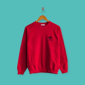 Vintage 90-tals adidas tröja med liten logotyp, broderad logotyp, rund hals, adidas-tröja, streetwear-stil, fin röd färg, storlek medium