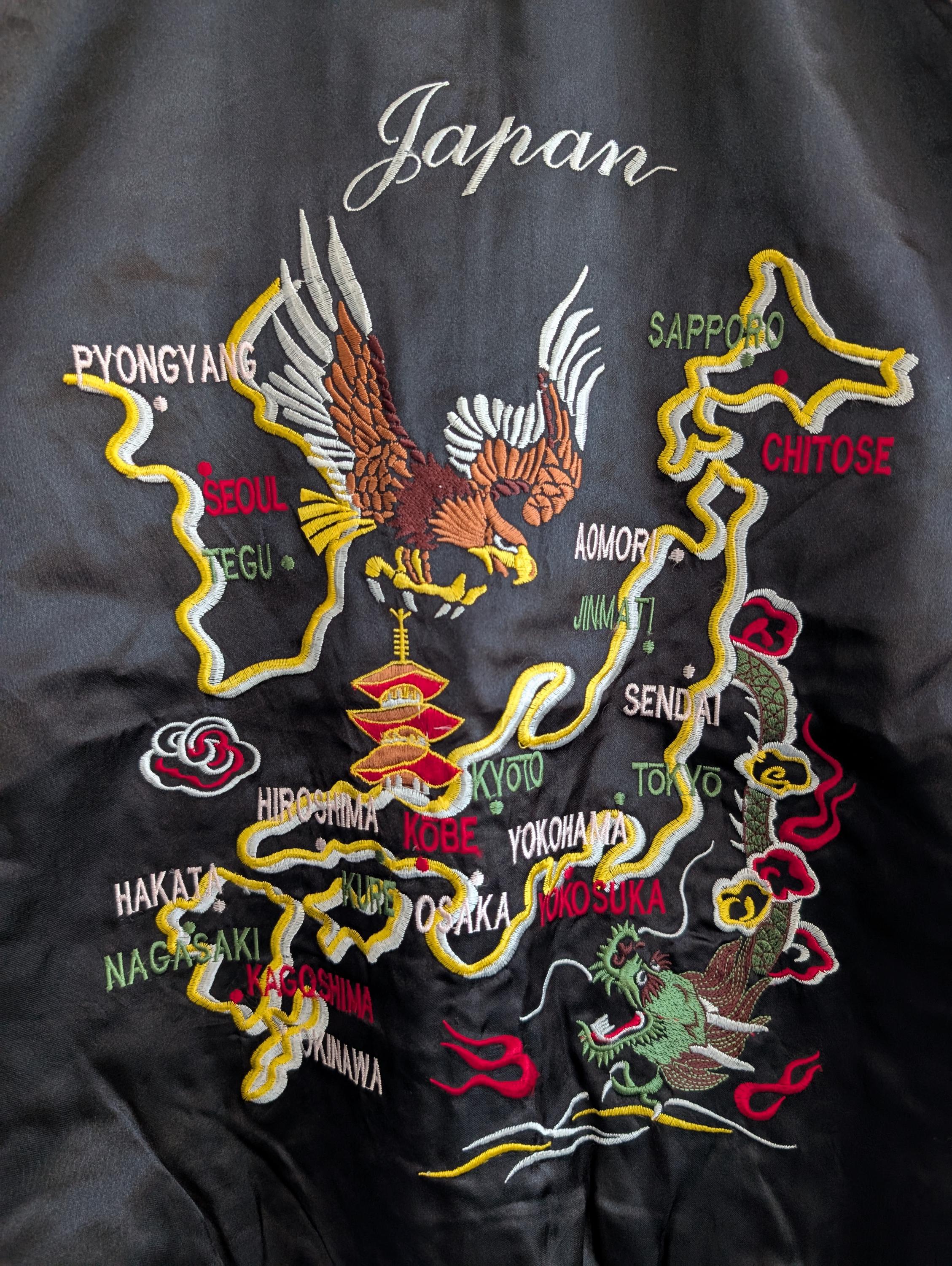 レトロイーグルドラゴン刺繍ジャケット　風景裏地付きアウター　Lサイズ Vintage Sukajan Japan Yokosuka Souvenir Jacket Dragon-eagle