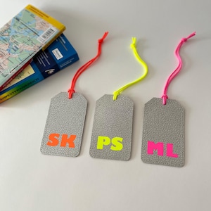 Kofferanhänger Initialen in Neon Farben - handgefertigtes Reisezubehör und Geschenk für Weltreisende, Gepäckanhänger aus reißfestem Papier