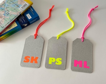 Kofferanhänger Initialen in Neon Farben - handgefertigtes Reisezubehör und Geschenk für Weltreisende, Gepäckanhänger aus reißfestem Papier