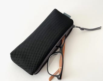 Glasses case – Mesh fabric glasses bag, men's glasses case, black, lightweight & space-saving, small gifts for men