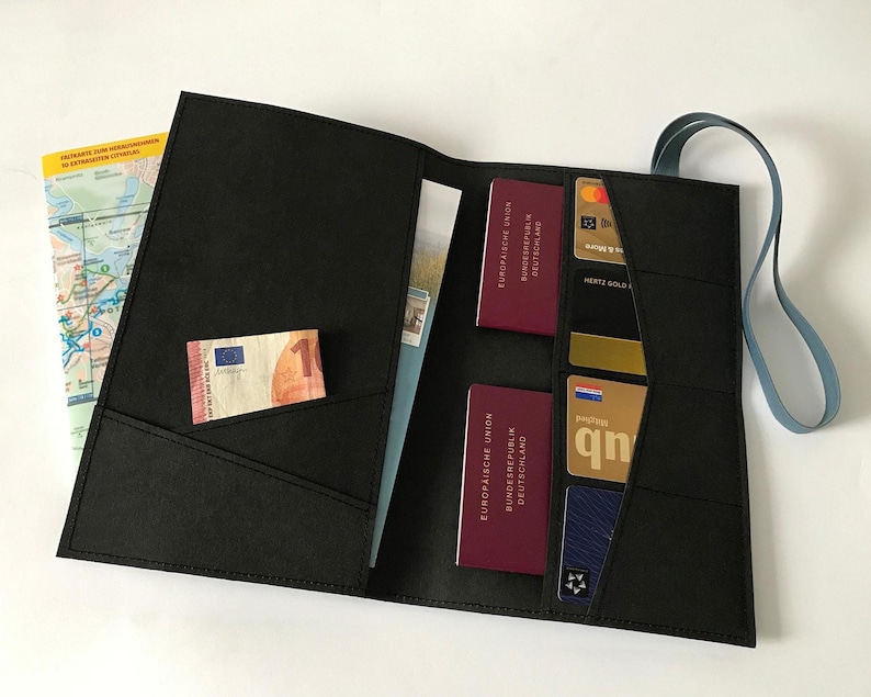 Hochwertige Reisedokumententasche aus reißfestem Papier in Schwarz ist mit Fächern für Reisepässe, Karten und Tickets ausgestattet. Das kompakte Reisepass Etui sorgt für Ordnung auf Reisen und ist zugleich ein ideales Reiseaccessoires Geschenk für Vielreisende, Familien und Weltenbummler.