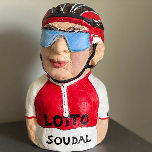 Tonskulptur, Ton, Mann, Radrenntrikot, sportlich ,Fahrradhelm, Tour de France,Fahrradbrille, Radrennfahrer, sportlicher Radfahrer mit Helm,