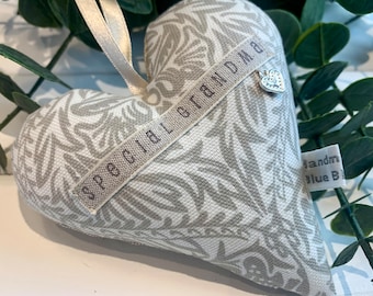 Lavender door hanger heart ‘special grandma’ | pale grey pattern fabric |