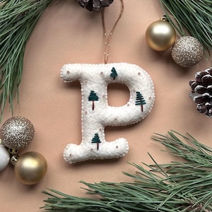 Personlig julgransprydnad: Handgjord broderad filtbokstav