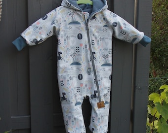 Wetterfester und atmungsaktiver Einteiler aus Softshell für Babys und Kinder Outdooranzug "Skandi Forrest" Winteroverall