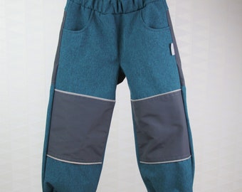 Op de afbeelding: Tealblauwe kinderbroek met grijze kniebeschermers en elastische boorden.