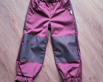 Leichte (ohne Fleece-Abseite) Sommer-Softshell-Matschhose aus Softshell LIGHT in Beere Kinder Outdoorhose mit verstärkten Knien und Po