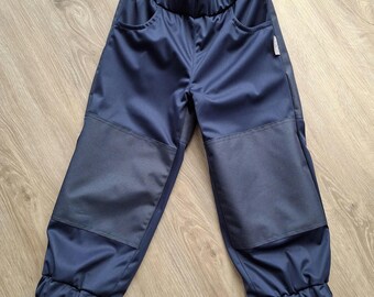 Leichte (ohne Fleece-Abseite) Sommer-Softshell-Matschhose aus Softshell LIGHT in Dunkelblau Kinder Outdoorhose mit verstärkten Knien und Po