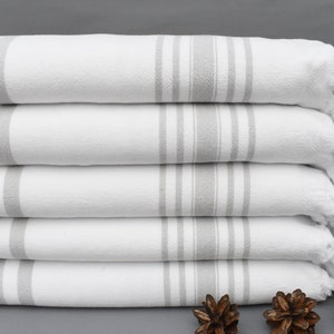 Toalha felpuda listrada cinza de 70" x 36", presente personalizado para dama de honra, toalha de praia personalizada, lembrancinhas de despedida de solteiro, presente para mamãe,