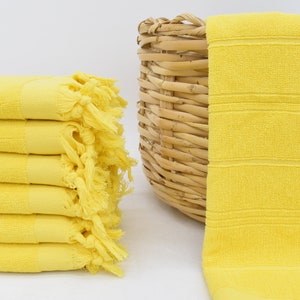Cadeaux pour enterrement de vie de jeune fille ou de jeune garçon, essuie-mains en éponge à rayures jaunes 40 x 18 po, serviettes de bain, torchons de cuisine monogrammés, cadeau personnalisé,