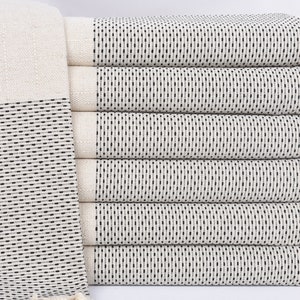 Presentes para madrinhas, toalha preta de bolinhas de 70" x 40", presente para noivas, presente feito à mão, presente feito à mão para casamento, toalha turca, lembrancinha de casamento na praia,