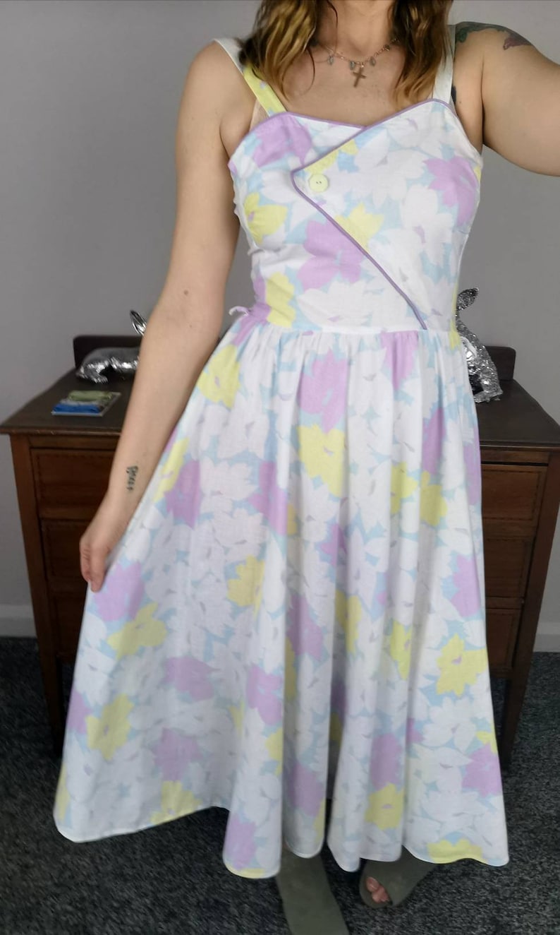 Pastel floral pattern rockabilly swing dress wrap over bodice 80s vintage cotton strappy sundress fit flared wiggle pinup prom dress 10