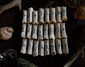 Handgefertigtes Runenset aus Hirschknochen, ältere Futhark-Runen mit Leinenbeutel, graviertes heidnisches Wahrsageinstrument, nordisch inspiriertes spirituelles Geschenk