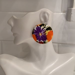 Könnte beinhalten: Ein Paar runde Ohrringe aus floralem Stoff in Orange, Weiß, Lila und Grün.