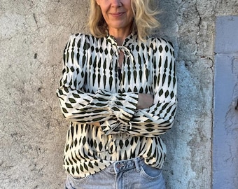 Bow blouse | Green & Beige pattern | Comfortable blouse with pockets