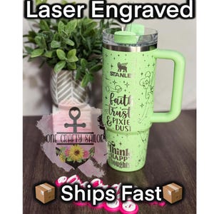PRÊT À EXPÉDIER *** Gobelet Stanley vert plume 30 oz fée clochette | Gravure laser complète sur l'emballage | Magie des fées Disney | Cadeau fantaisiste de poussière de lutin