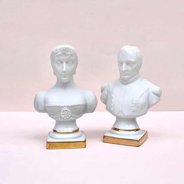 Ensemble de 2 bustes ANCIENS, Napoléon et Josephine en biscuit, socle en porcelaine, fabriqué en France, milieu du 20e siècle.