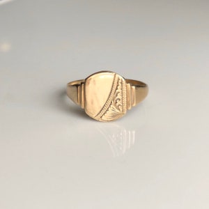 Vintage 9 Carat Yellow Gold Engraved Signet Ring
