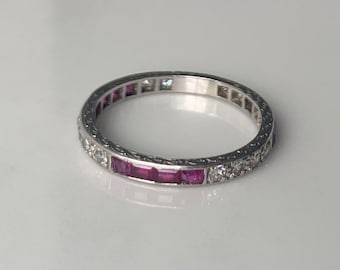 Alianza vintage de eternidad completa con diamantes, rubíes y platino