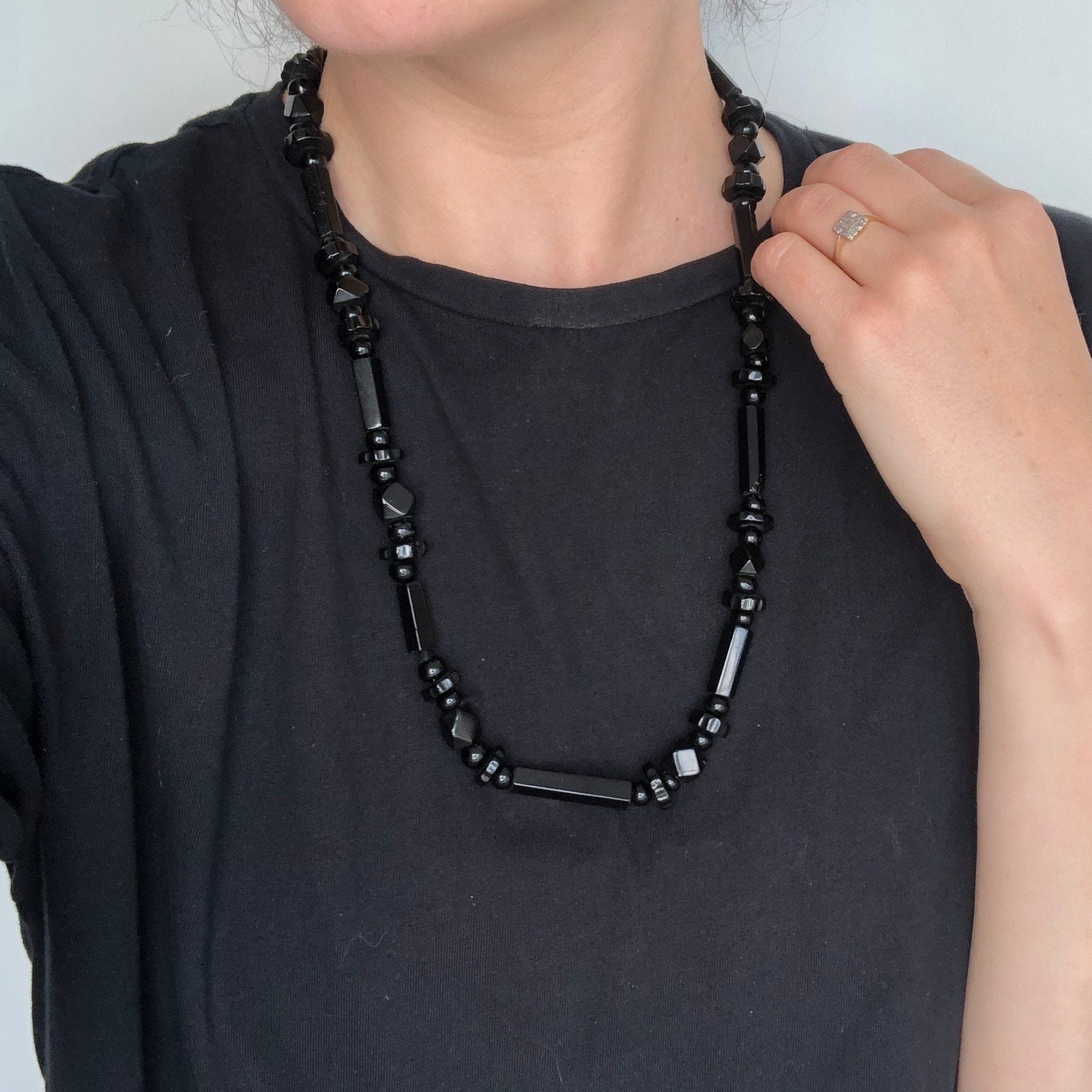 Collier Vintage Perles Noires Avec Pendentif Pierre Noire – Occasion élégant