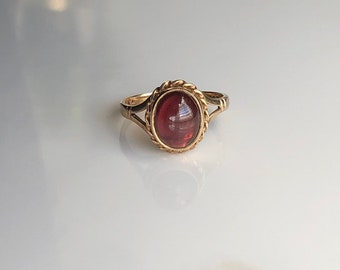 Vintage 9 Carat Yellow Gold Cabochon Almandine Garnet Ring