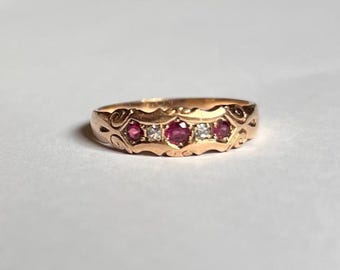 Anillo antiguo de oro de 9 quilates con rubíes y diamantes.