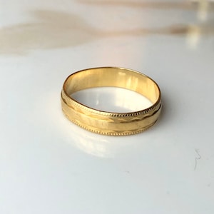 Vintage 18 Carat Gold Fancy Band
