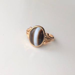 Vintage 9 Carat Yellow Gold Banded Agate Ring