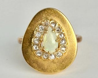 Vintage opaal en roosgeslepen diamant 22 karaats gouden cocktailring aan de voorkant