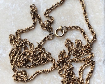 Könnte beinhalten: Eine goldene Kettenkette mit einem gedrehten Seil-Design. Die Kette ist etwa 50 cm lang und hat einen Karabinerverschluss.