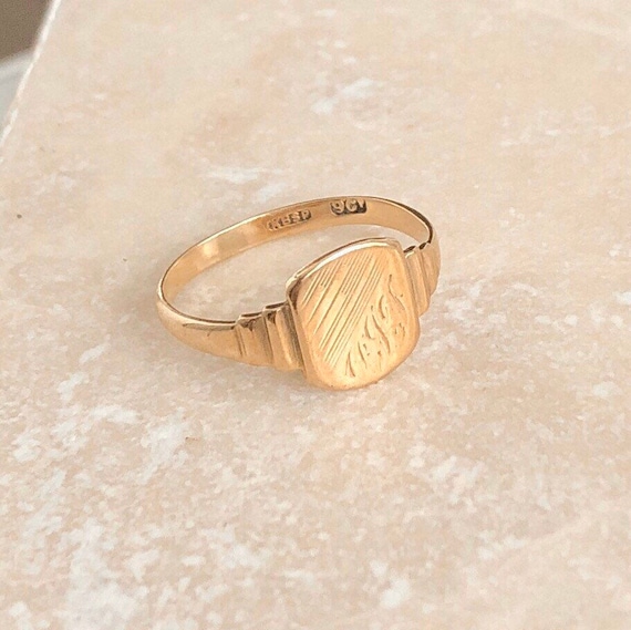 Vintage gold signet ring discount