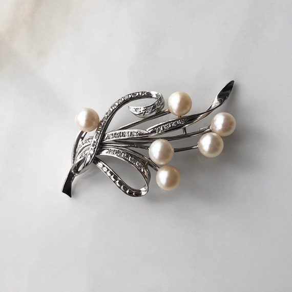 Pearl and shop diamond brooch
