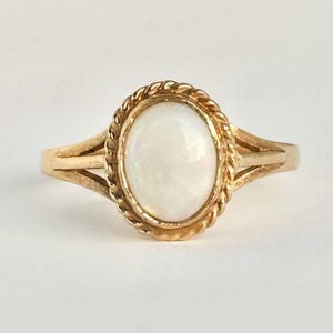 Vintage 9 Carat Yellow Gold Opal Ring