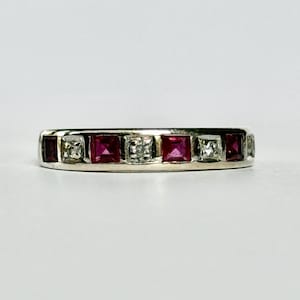 Vintage 9-karaats witgouden ring met robijn en diamant