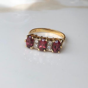 Vintage 18 Karat Gold Granat und Diamant Drei-Stein-Ring