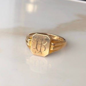 Vintage 9 Carat Yellow Gold Signet Ring