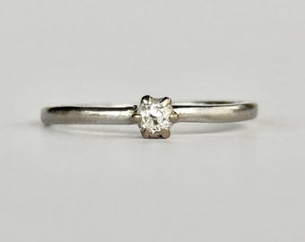 Anillo solitario Art Déco de oro blanco de 9 quilates con diamantes