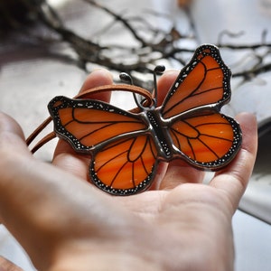 Mariposa monarca naranja de vidrio manchado / Adorno navideño / Colgador para espejo de coche / Atrapasol / Amante de la naturaleza / Arte de vida silvestre / Arte en vidrio