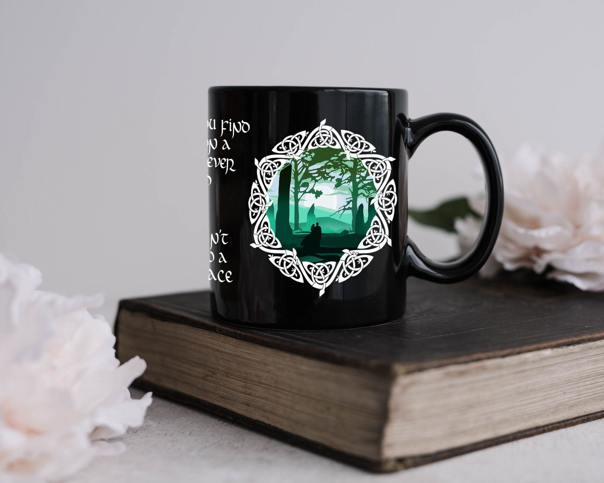 Outlander Bonny Place Citation Mug avec Claire et Jamie Fraser à Craigh Na Dun Tient 11Oz.